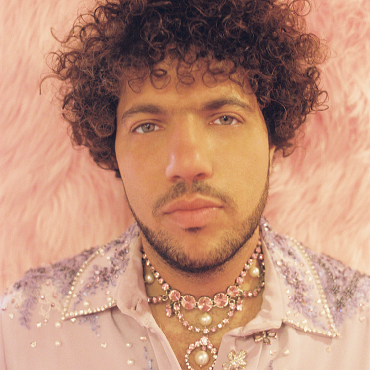 Benny Blanco Shows Up to ‘The Jennifer Hudson Show’ Barefoot and With RosesBenny Blanco Shows Up to ‘The Jennifer Hudson Show’ Barefoot and With Roses