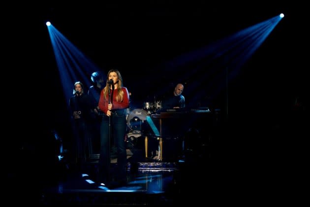Kelly Clarkson Totally Nails the Ultimate Karaoke Ballad ‘Total Eclipse of the Heart’ for Kellyoke