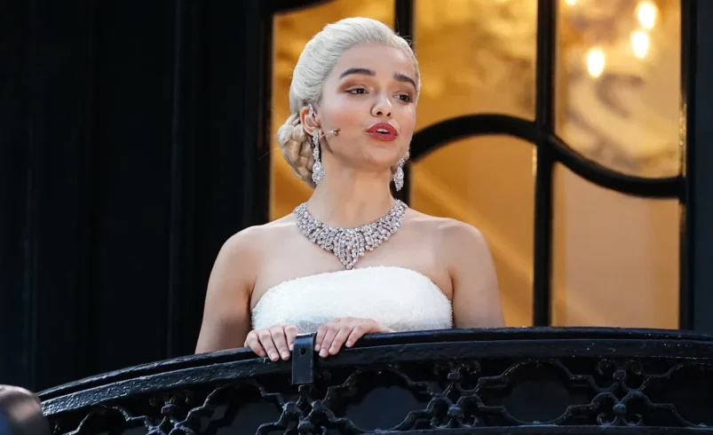 Rachel Zegler Serenades Crowd Outside Theater for Free in a New London Production of ‘Evita’