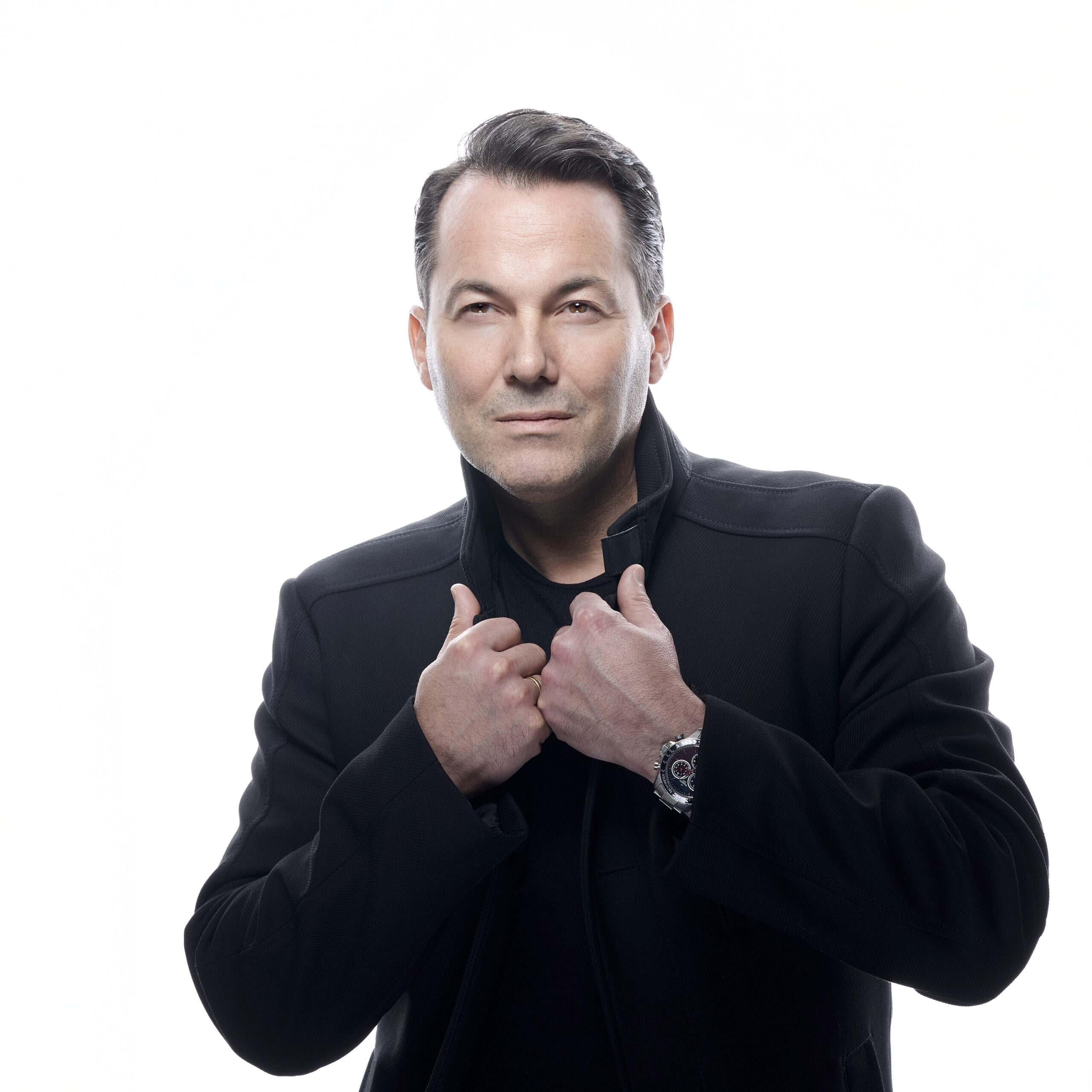 Alex Zind Collaborates with Finnish Singer DeejaVu on “Unbreakable”