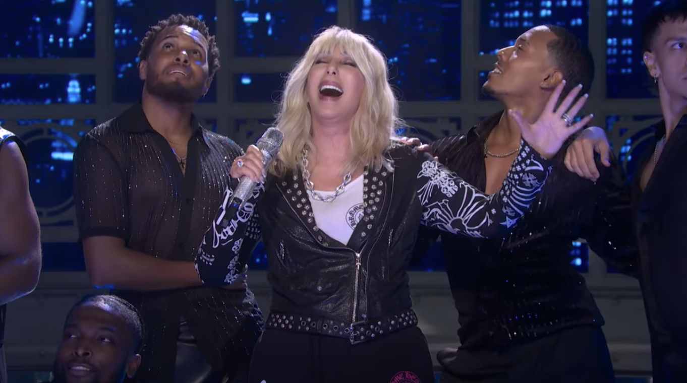 Cher Spreads Holiday Cheer on ‘SNL’ With ‘DJ Play a Christmas Song’ & ‘Run Rudolph Run’: Watch