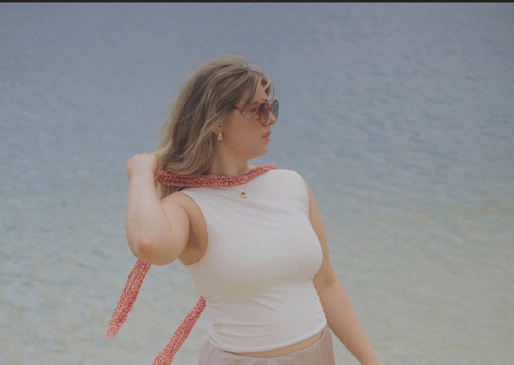 LEIANNA Blends Soul, Folk, and Live Energy on “SAILS”