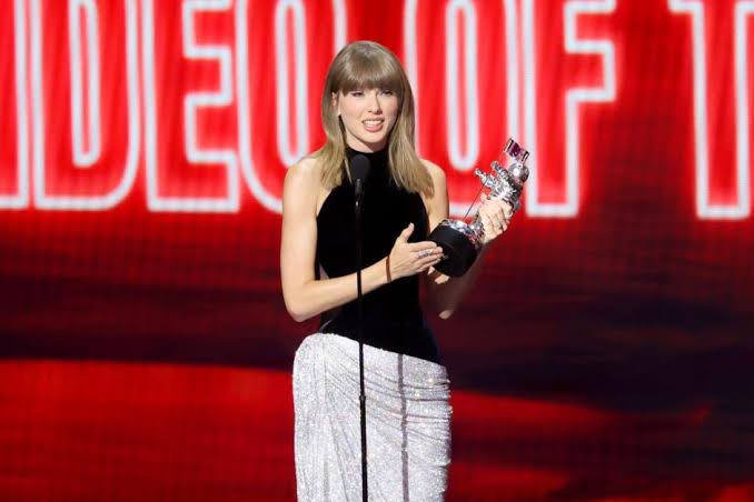 Taylor Swift Honors ‘Ultimate Showgirl’ Dolly Parton in Heartfelt Video of the Year Speech at 2026 VMAs